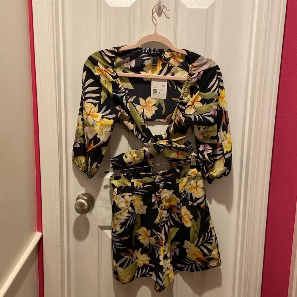 NWT Forever 21 Tropical Crop Top & Shorts Set
